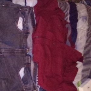 Jeans in short sleeve maroon shirt